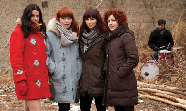Chic Gamine huddle in chilly Canada