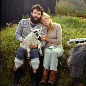 http://images.contactmusic.com/newsimages/paul_and_linda_mccartney_in_scotland_1373906.jpg