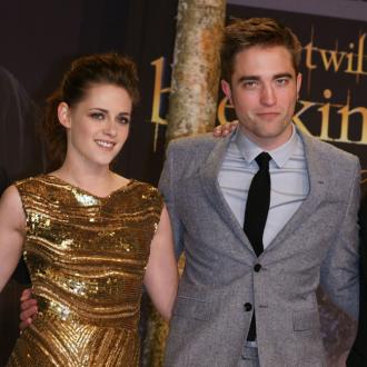 Kristen Stewart jets to UK for New Year's with Robert Pattinson.
