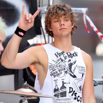 5 Seconds Of Summer's Ashton Irwin accidentally injures fan