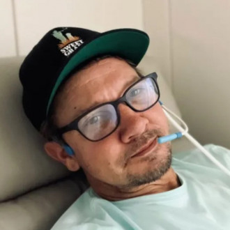 Jeremy Renner uses oxygen chamber amid recovery