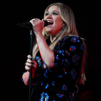 Kelly Clarkson got a tattoo on her middle finger in honour of a 'vicious' person
