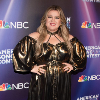 Kelly Clarkson jokingly tells fans to 'throw diamonds' at her