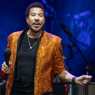 Lionel Richie joked he tried to 'bribe the pilot' after postponing gig due to stormy weather