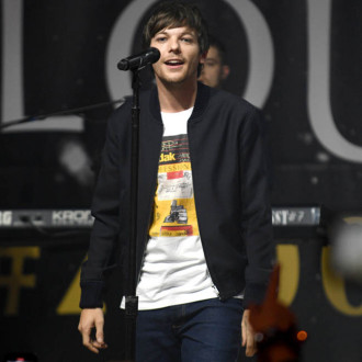 Louis Tomlinson is 'on the mend' after breaking his arm