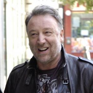 Peter Hook Wants To ''Bury The Hatchet'' With New Order