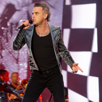 Robbie Williams covers 90s rivals Oasis at homecoming gig