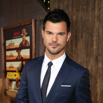 Taylor Lautner got preview of Taylor Dome's wedding dress