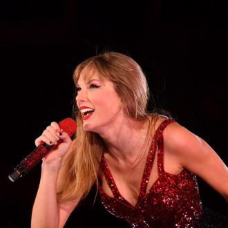 Taylor Swift kisses Travis Kelce after Buenos Aires concert