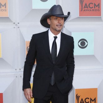 Tim McGraw struggles to run after breaking his foot so many times