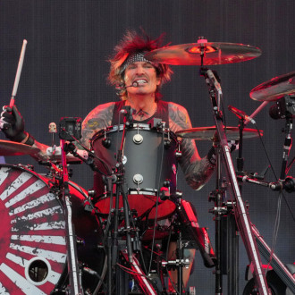 Tommy Lee plays first full gig since breaking ribs